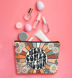 Preppy Makeup Bags for Women,Trendy Retro Daisy Sunshine Makeup Bag Cute Floral Here Comes Summer Boho Inspirational Cosmetic Bag Gift for Teen Girls,Birthday Gifts for Women