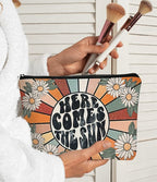 Preppy Makeup Bags for Women,Trendy Retro Daisy Sunshine Makeup Bag Cute Floral Here Comes Summer Boho Inspirational Cosmetic Bag Gift for Teen Girls,Birthday Gifts for Women